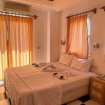 Hotel London House *